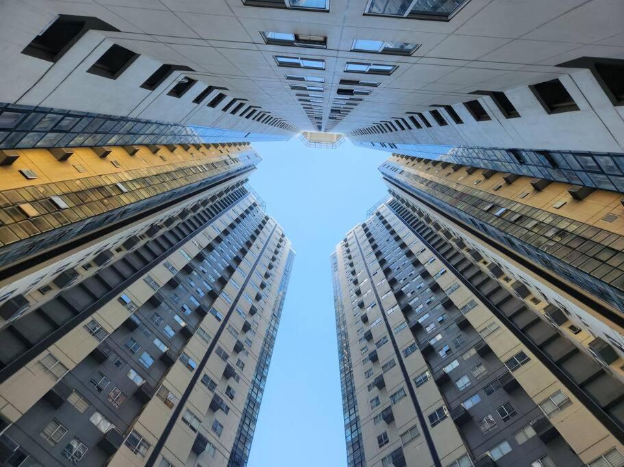 Enjoy Bgc Sunset And Golf Course View 2 Bedroom Loft With 100Mbps Internet Connection Μανίλα Εξωτερικό φωτογραφία